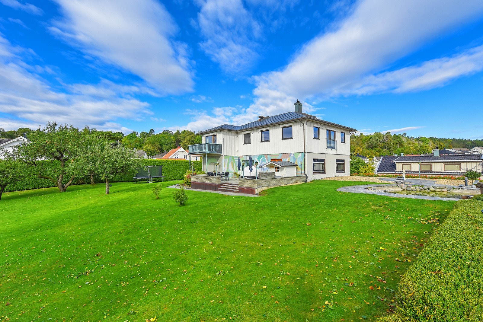 Det følger hovedhus med bruksareal på 798 m² og anneks med bruksareal på 250 m². Bildene i denne annonsen er fra hovedhuset. Praktfull tomt på ca 4,3 mål. Galleribilde