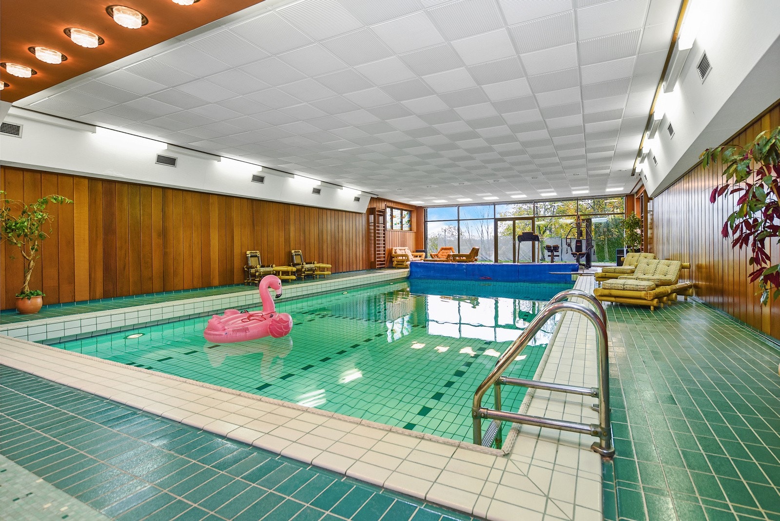 Moment of Zen! Velkommen til Krossern 9. Eiendommen ligger med fantastisk utsikt over byens "skyline" og aktiviteten som foregår på fjorden. I tillegg et imponerende innendørs basseng som vi tør påstå er ganske unikt i norsk, privat sammenheng. Galleribilde