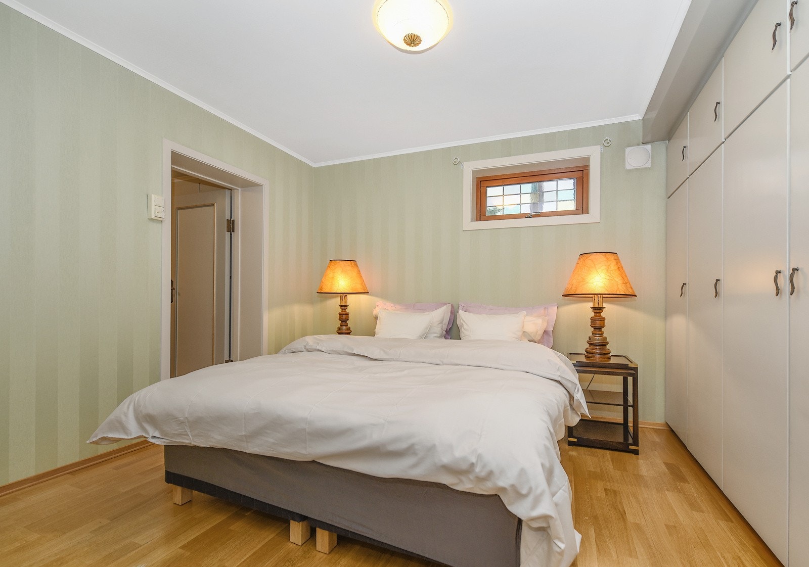 I underetasjen finner du en egen "gjesteavdeling" med to soverom og et romslig bad. Galleribilde