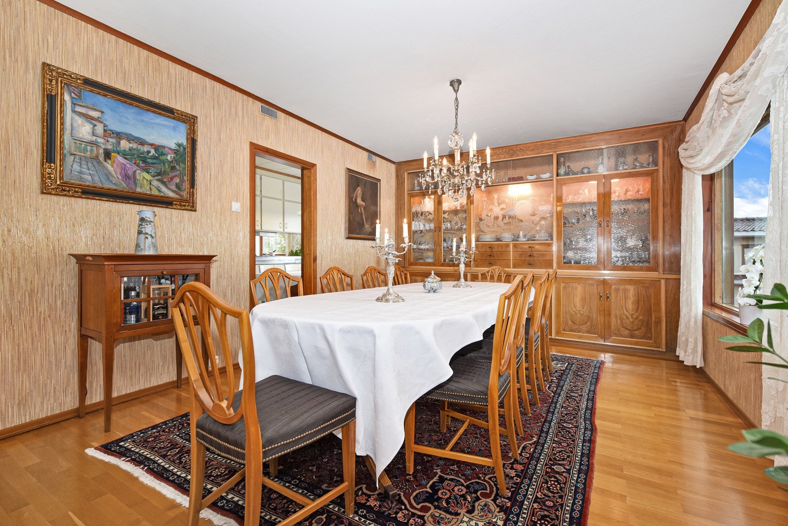 Møblementet i spisestuen som består av bord, 12 stoler, samt en plassbygd innredning. Alt er spesialbygget for stuen, og er i nøttetre, og følger salget. Galleribilde