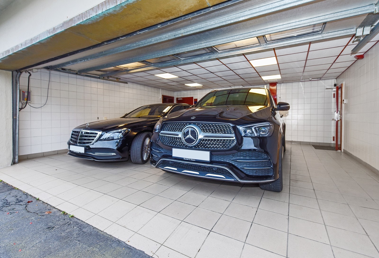 Parkering i stor flislagt dobbelgarasje. Galleribilde