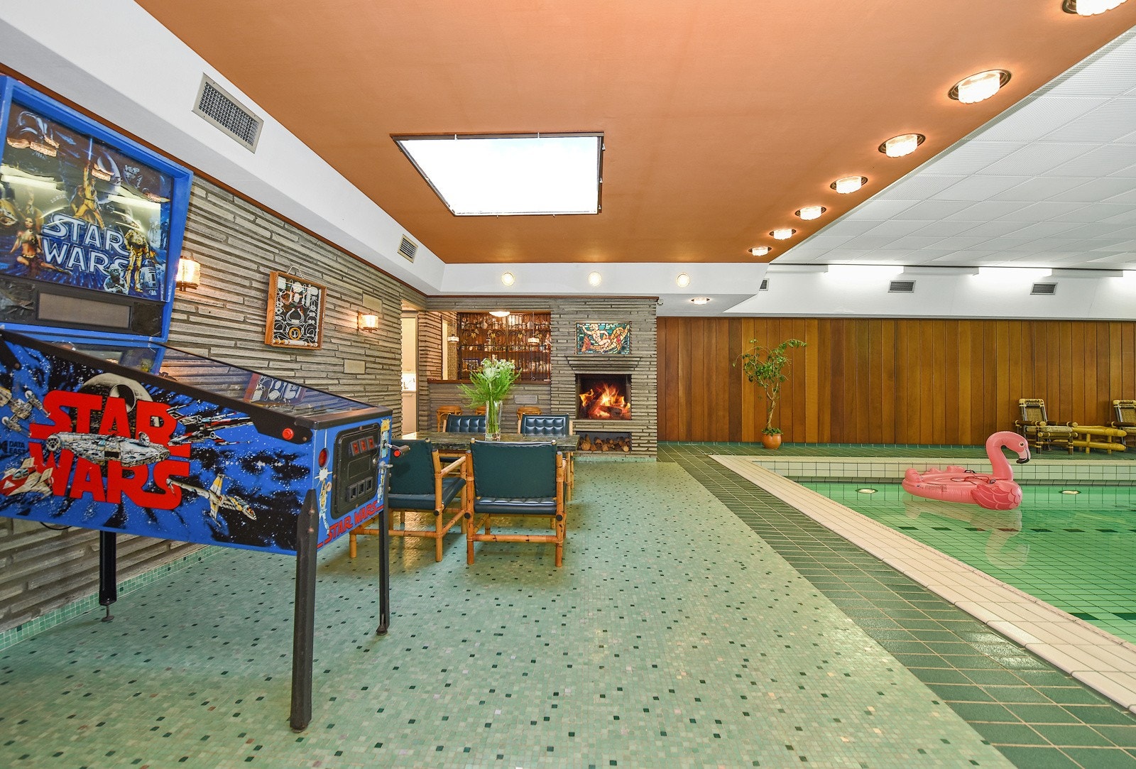 Ved å ta en nærmere titt vil man oppdage at det ikke bare er vanlig mosaikk som er brukt, men også innslag av fliser laget av rent sølv. Galleribilde