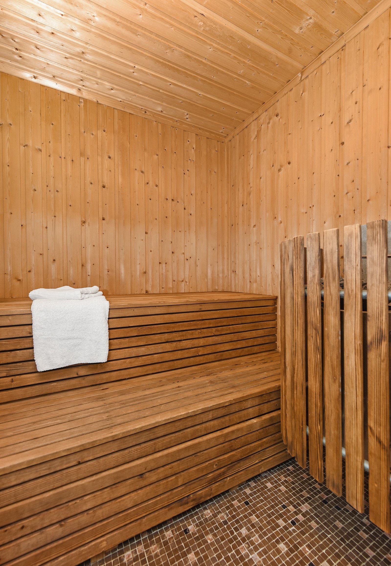 I svømmehallen er det badstue og bar med eget kjøkken. Galleribilde