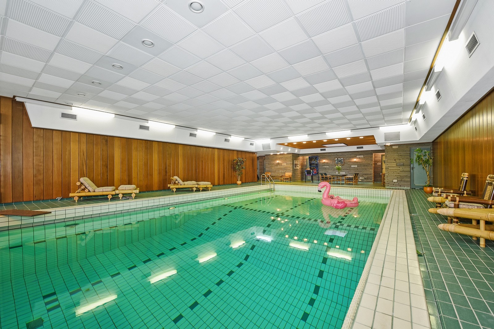 "Moment of Zen". Bassengområde har en størrelse på rundt 193 kvadratmeter, og selve svømmebassenget måler 6,5 x 12,5 meter, med en dybde på opptil 3,80 centimeter. Galleribilde