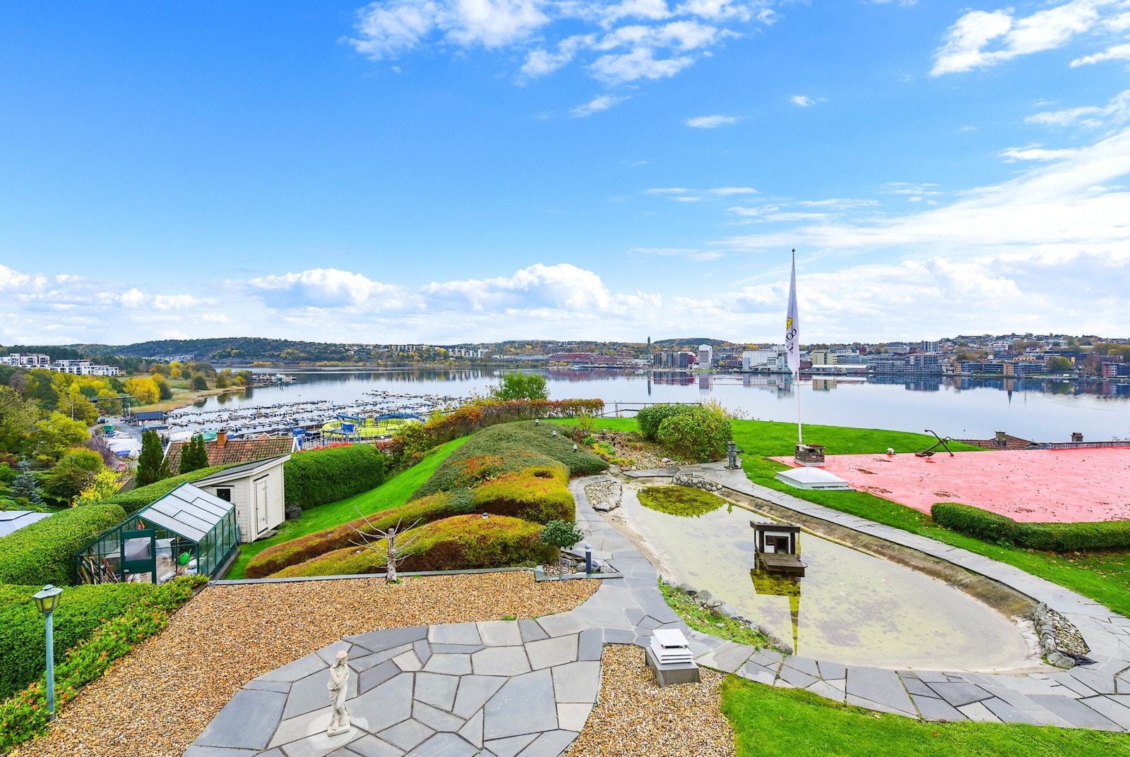 I hovedhuset har eiendommen en leilighet "sjåførboligen", en svømmehall med motstrømsanlegg, en dobbel garasje og et verksted i underetasjen. Galleribilde