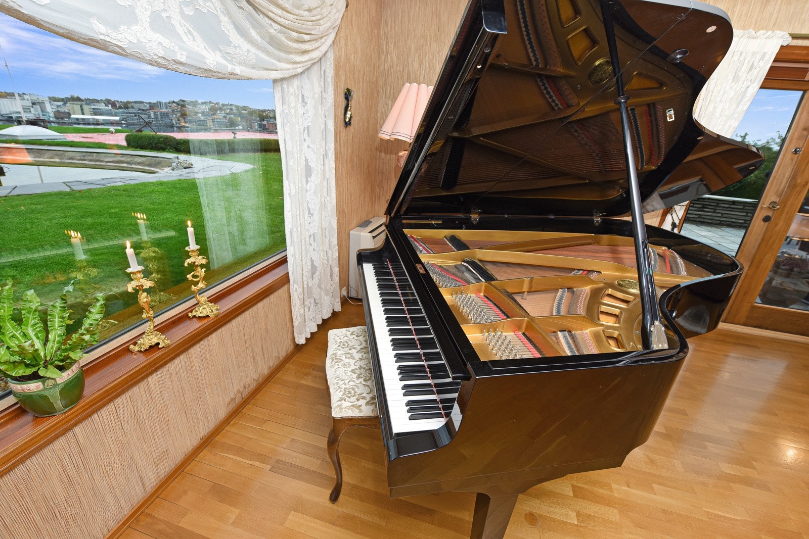 Stuenes mange vindusflater bidrar til godt naturlig lys, og utsikt ut. Galleribilde