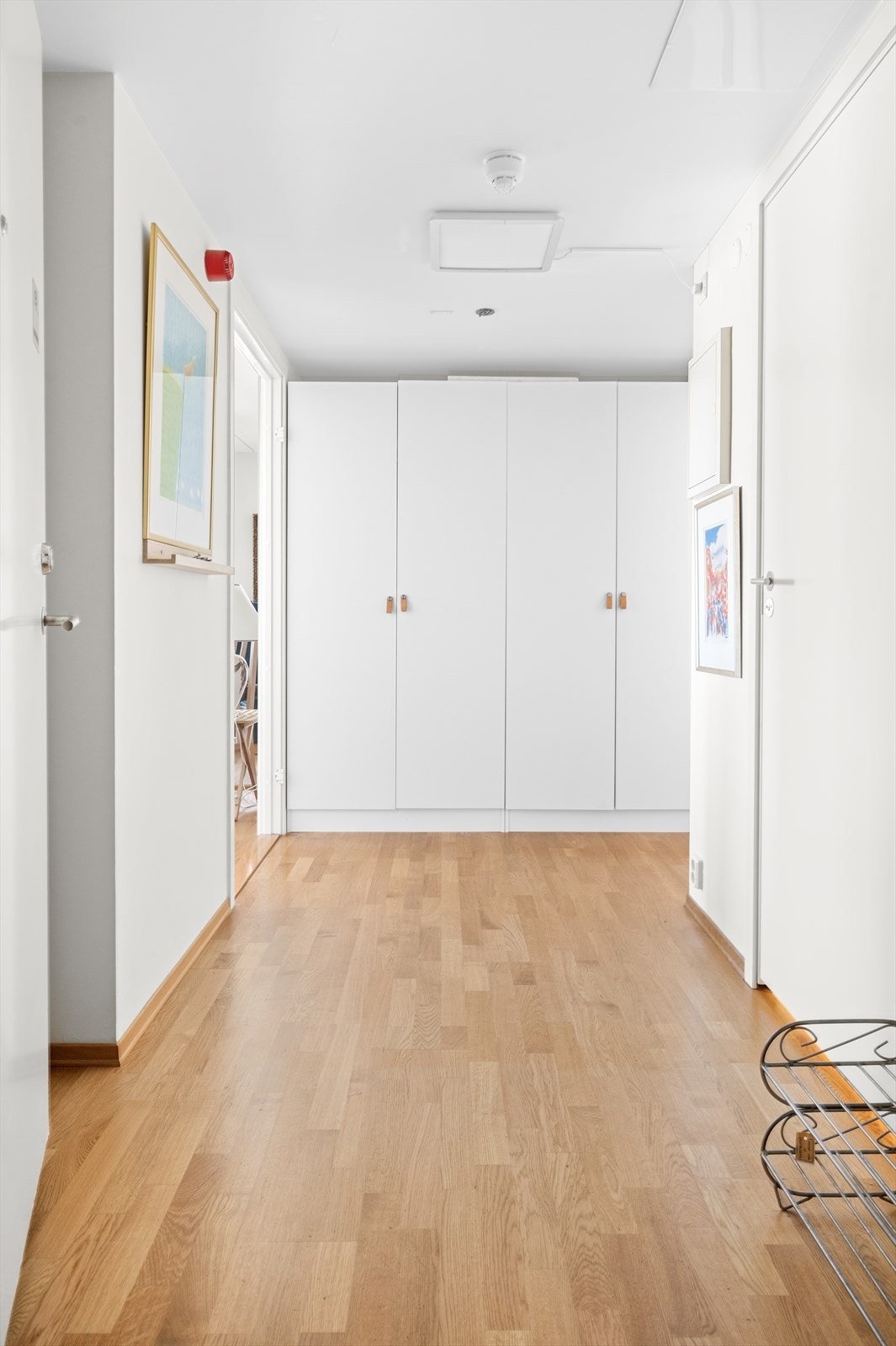 Velkommen inn! Innbydende entré med rom for oppbevaring av yttertøy og sko i garderobeskap. Galleribilde