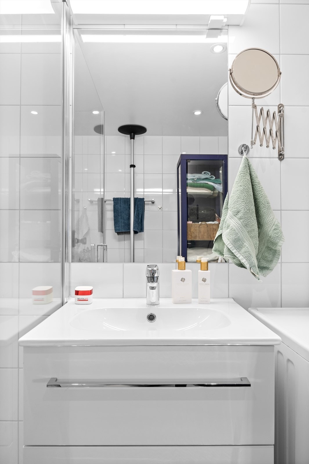 Videre består innredningen av dusjhjørne med innfellbare glassdører og vegghengt toalett med innebygget sisterne. Opplegg for vaskemaskin og mekanisk avtrekksventil på vegg. Galleribilde