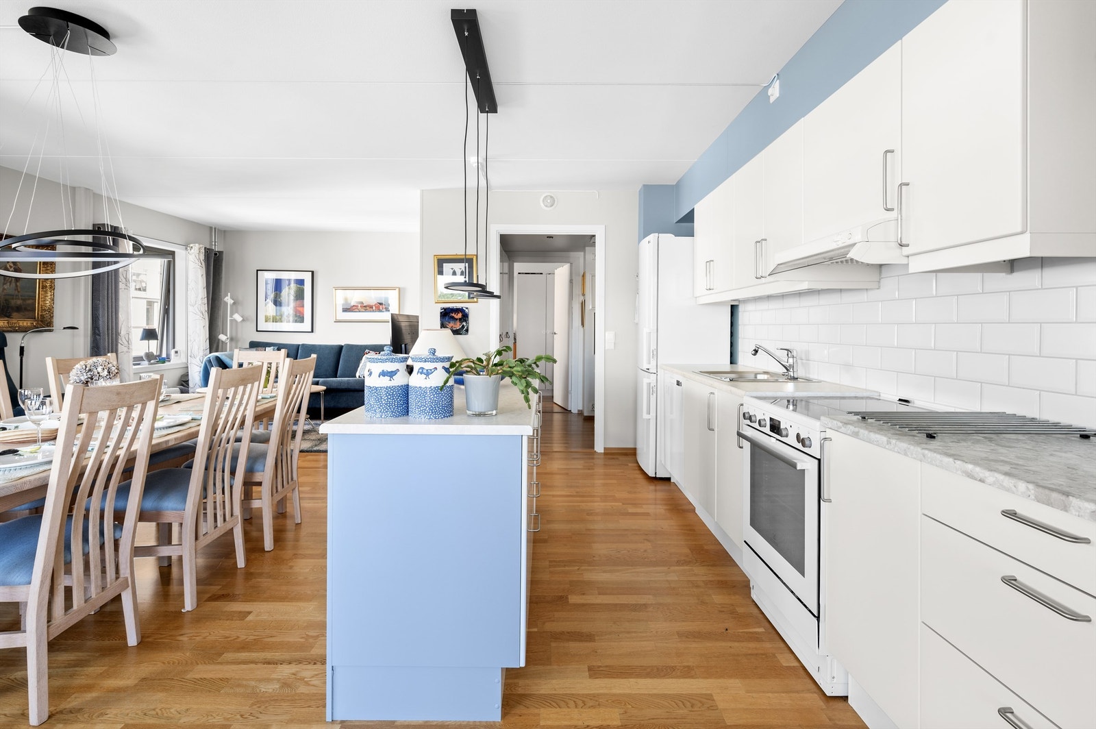 Veggflatene er malt i en lys og moderne farge som harmonerer fint med resten av leiligheten. Galleribilde