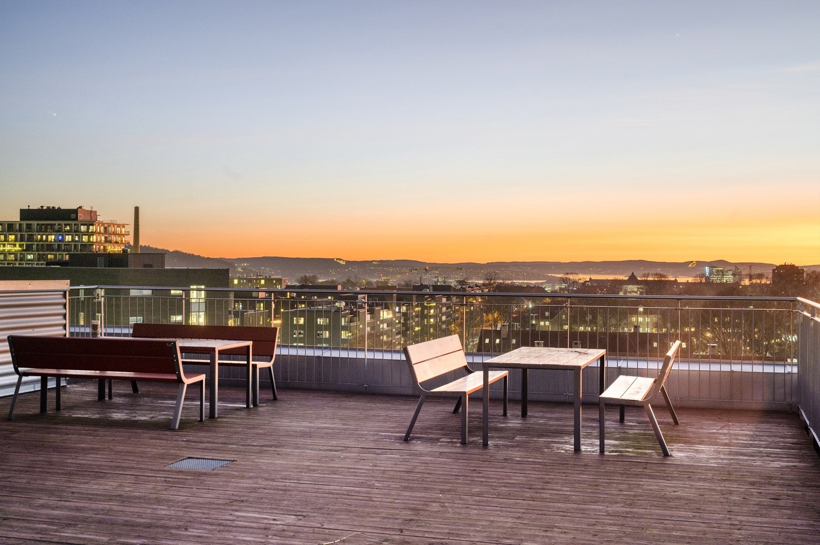 Stor, solrik og felles takterrasse med nydelig utsikt! Her kan du invitere venner og bekjente og nyte solen hele dagen. Galleribilde