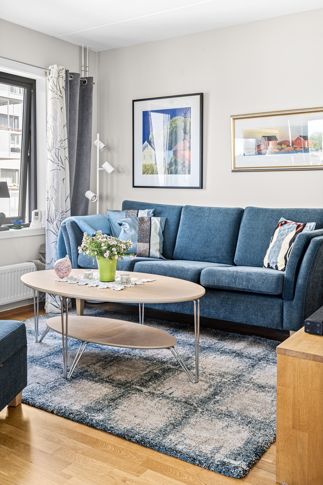 Leiligheten er oppvarmet med vannbåren varme til radiatorer kombinert med vannbåren gulvvarme på bad. Tilknyttet felles varmtvann. Galleribilde