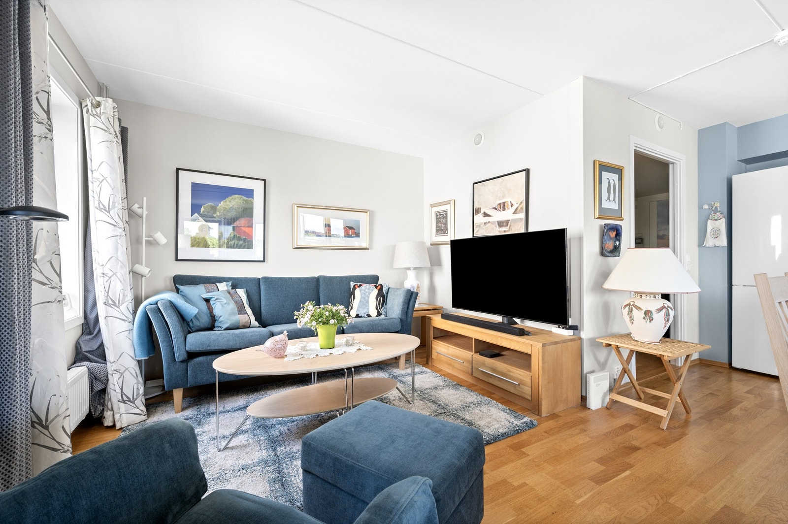 Lys og romslig stue med store vindusflater som slipper inn rikelig med lys og luft. Galleribilde