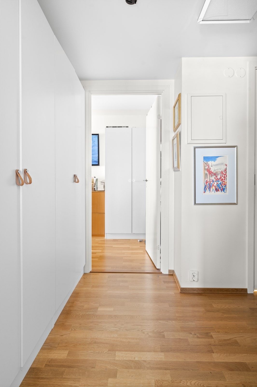 Boligen disponerer garasjeplass nr. 32 i Hasle Torg Garasjesameie. Garasjeanlegget er i kjelleretasjen og har heisadkomst. Galleribilde