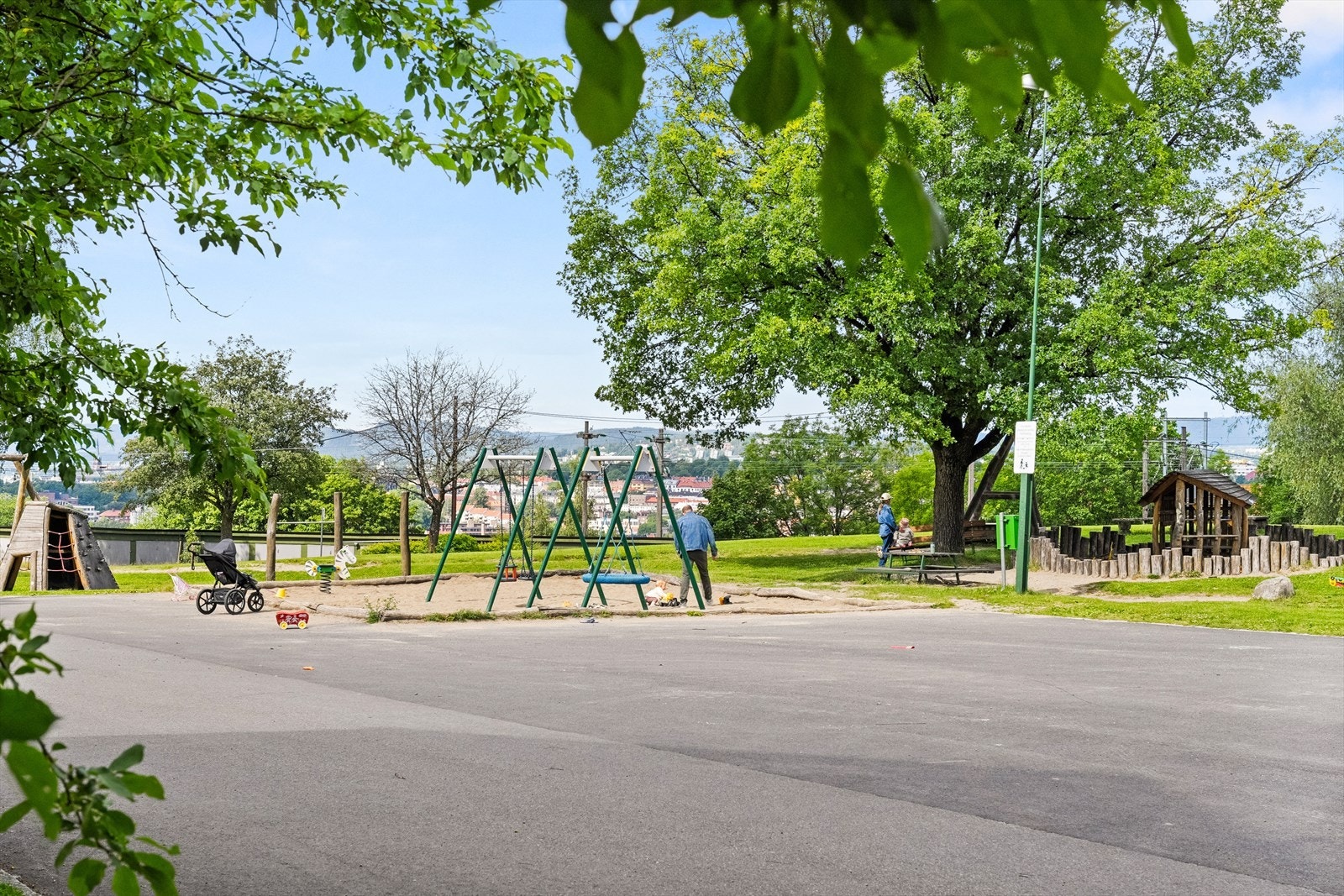 Lekeplass for de små er rett rundt hjørnet. Galleribilde