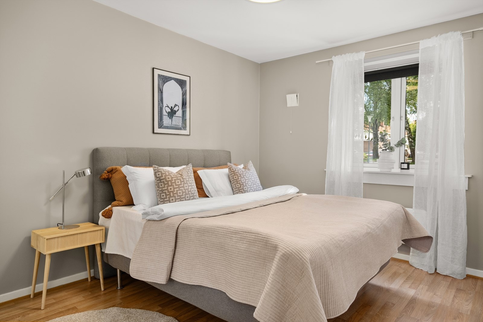 Lekkert hovedsoverom med god plass til dobbeltseng, nattbord og kommoder. Soverommet er på ca. 15 kvm. Galleribilde