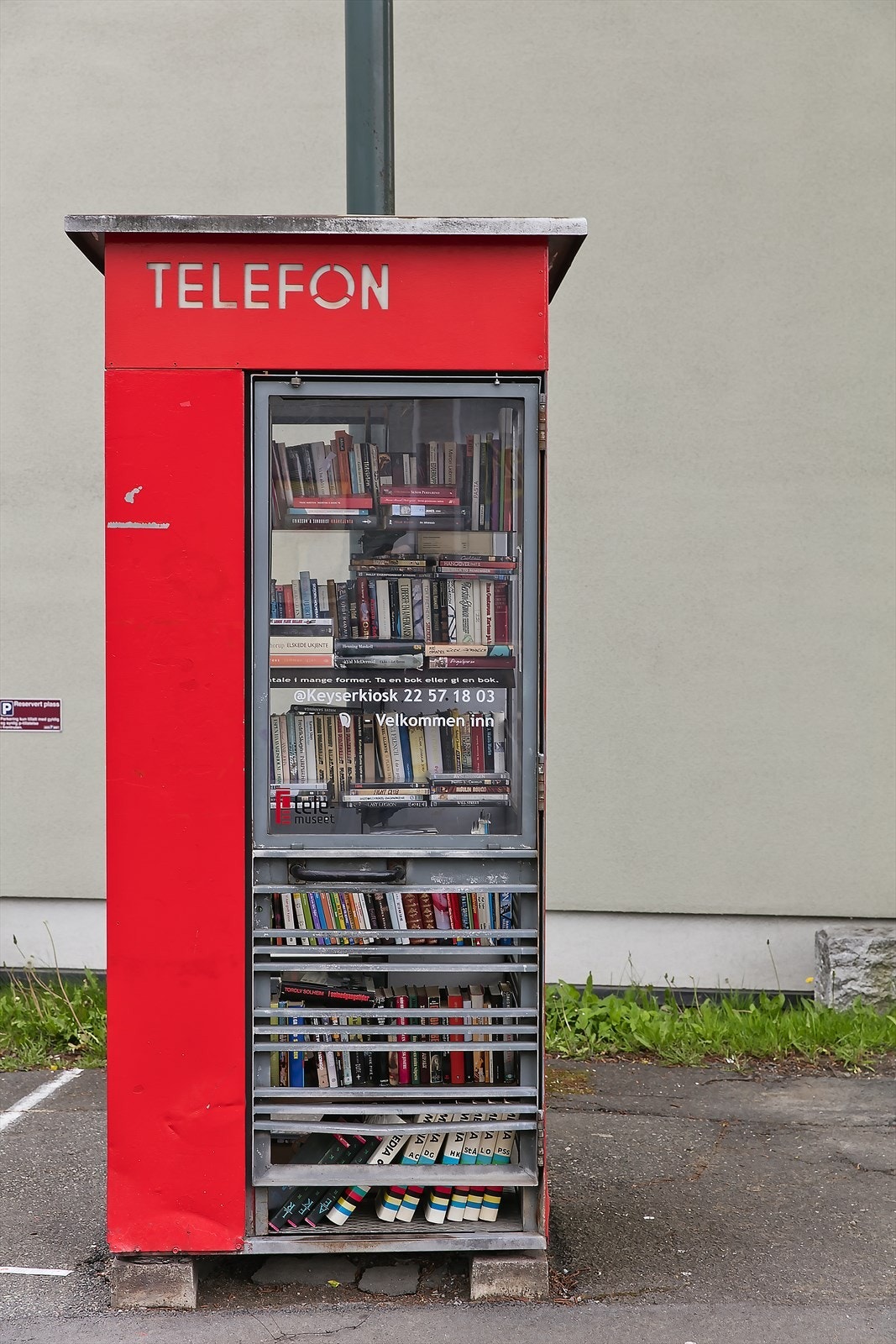 I telefonkiosken på området vil du kunne låne bøker - lokalt minibibliotek. Galleribilde