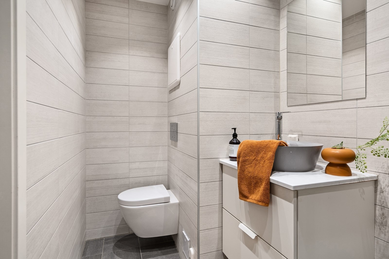 Boligens bad ble oppusset i 2018 av Oslo Rør og Varmeteknikk AS. Det er 10 års garanti på badet. Galleribilde