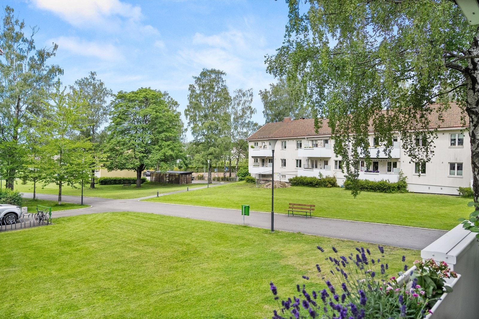 Utsyn mot hyggelige fellesarealer i borettslaget. Galleribilde