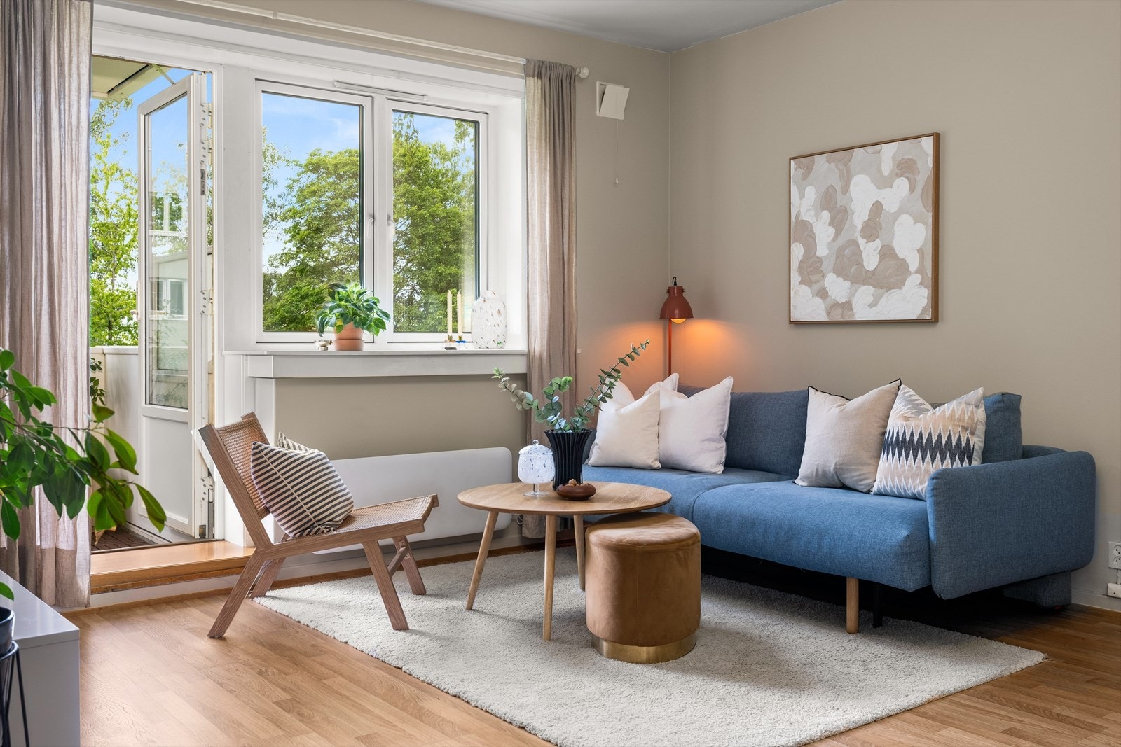 Stuen kan enkelt innredes med både sofagruppe og spisegruppe samt annet ønsket møblement. Galleribilde