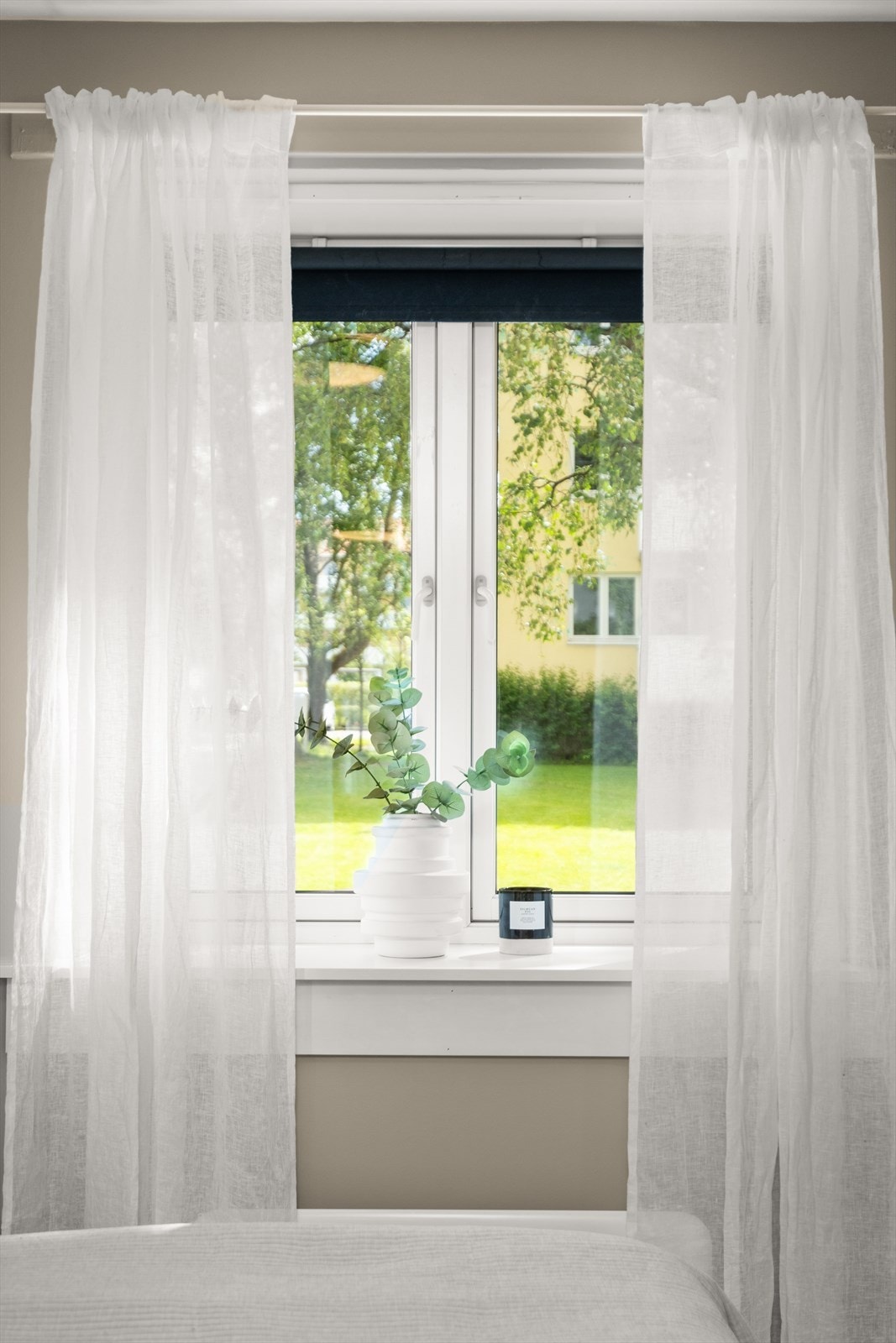 Fra soverommet er det utsyn mot grønne fellesarealer. Her står morgensola opp. Galleribilde