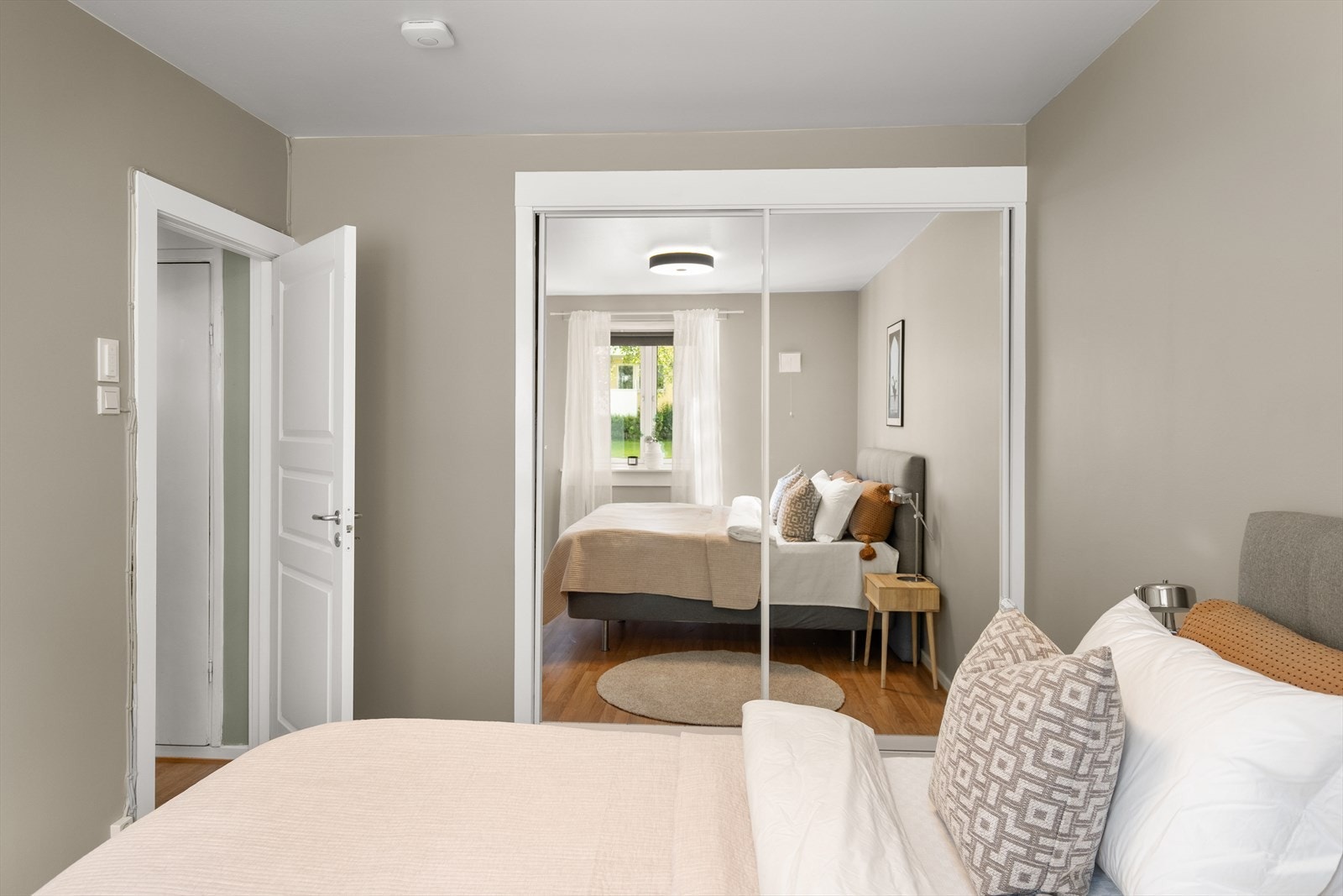 Innebygd skyvedørsgarderobe gir masse lagringsplass. Galleribilde