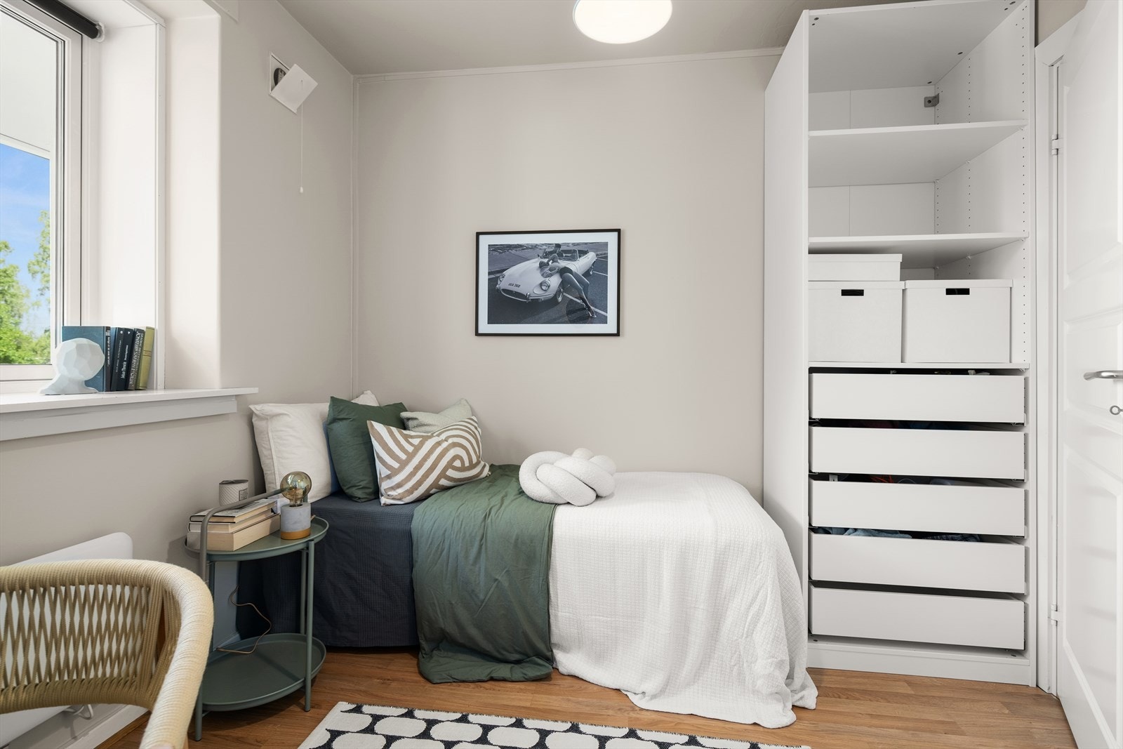 Soverom 2 har god plass til å innredes med seng, nattbord, garderobe og ellers ønsket møblement. Galleribilde