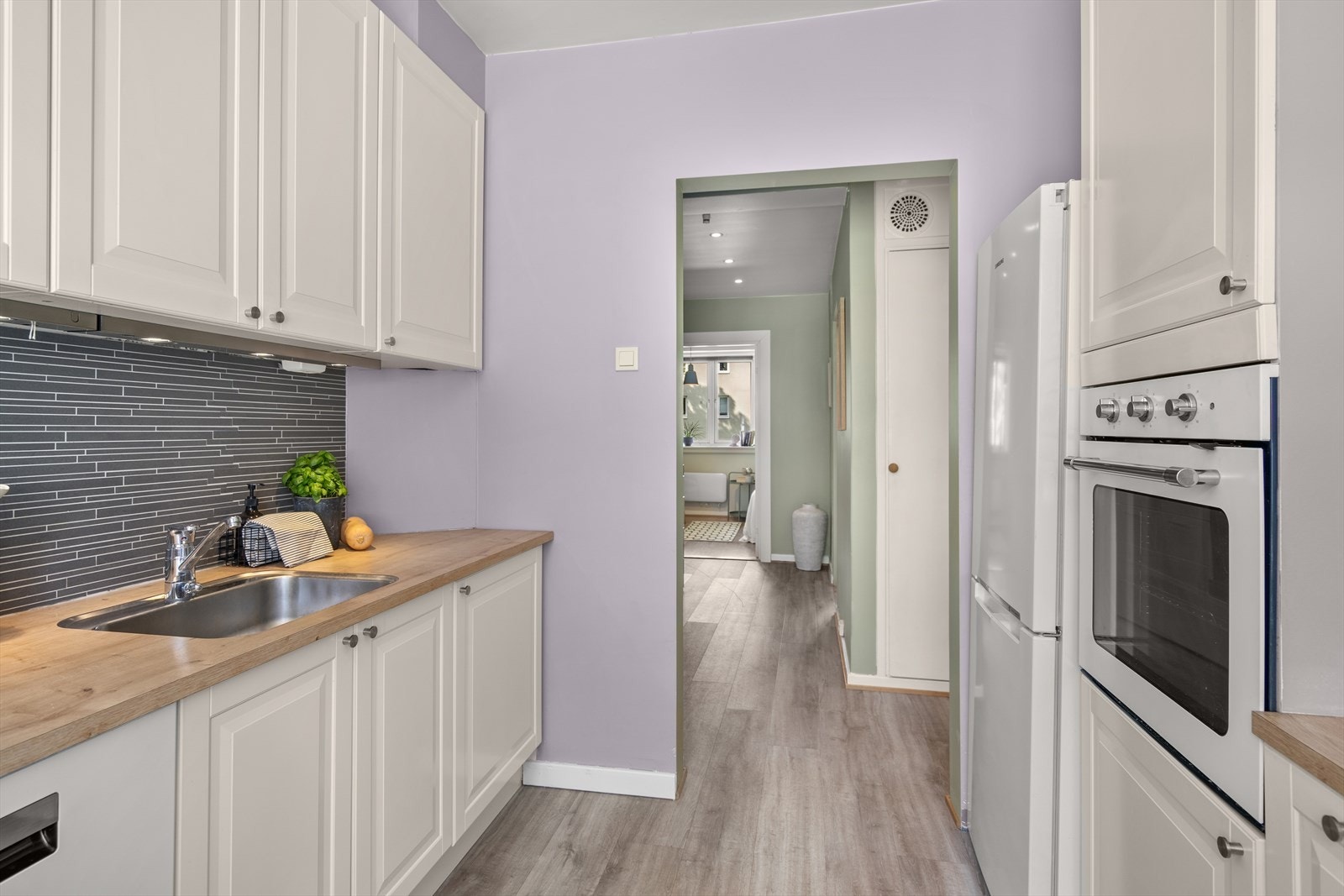 Kjøkkenet er malt i en lys lavendel farge. Galleribilde