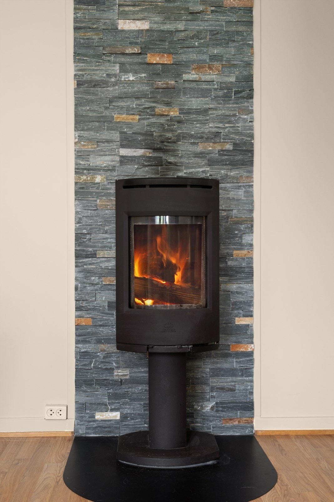 En flott peis varmer fort opp på kjølige vinterdager. Galleribilde