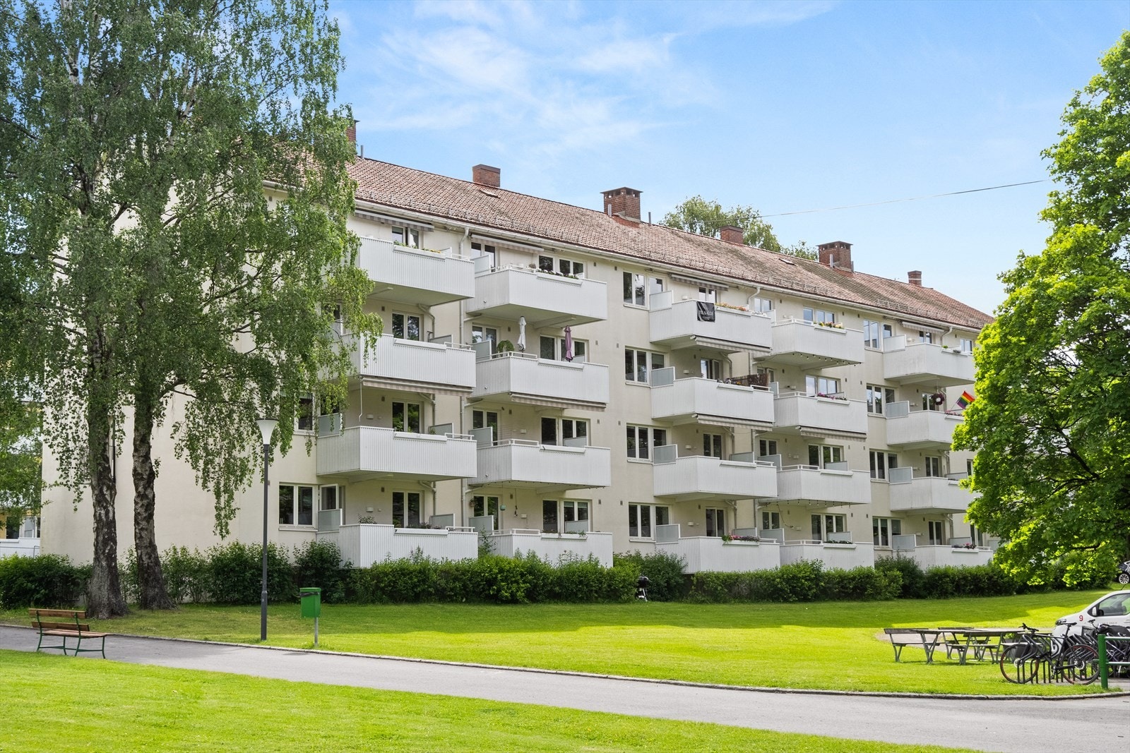 God beliggenhet i borettslaget med hyggelige og grønne fellesarealer rett utenfor. Galleribilde