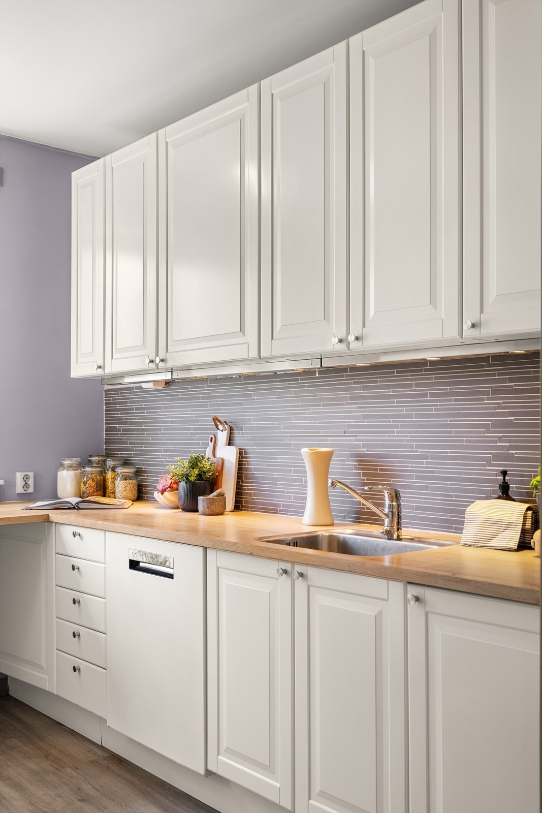 På kjøkkenet er det integrerte hvitevarer med komfyr, platetopp, og oppvaskmaskin. Galleribilde