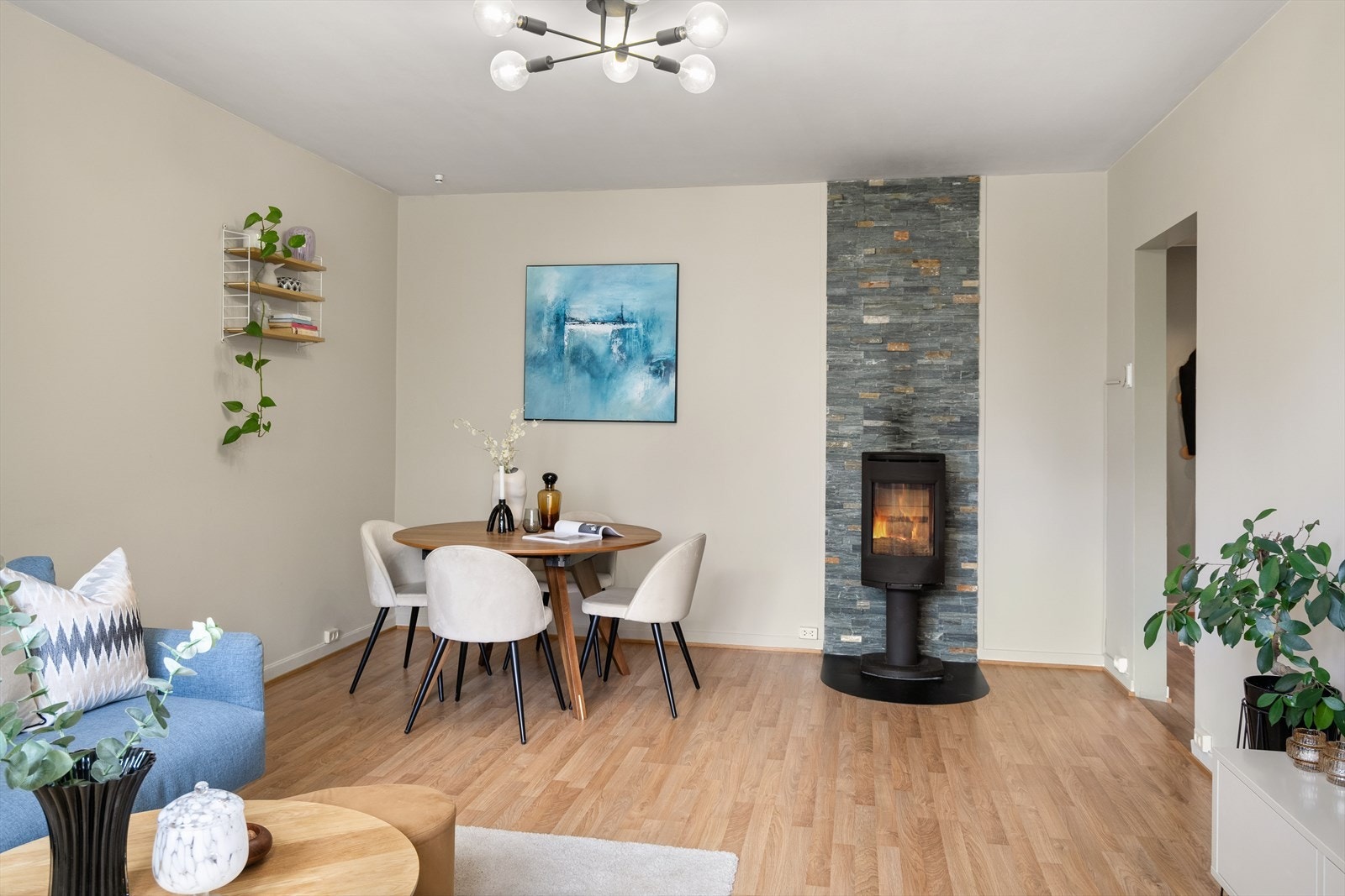 Stuen har natulig og god plass til et spisebord. Takhøyden er 2,56 m. Galleribilde