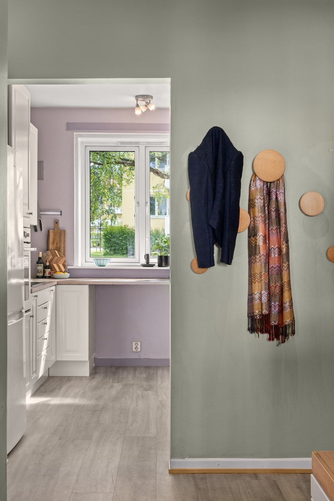 I tillegg til å kunne henge fra seg på knaggene, er det også god plass på kottet i entréen for klær og sko. Galleribilde