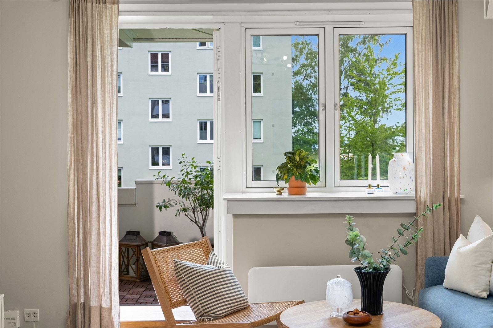 Fra stuen har du direkte adkomst til boligens solrike balkong. Galleribilde