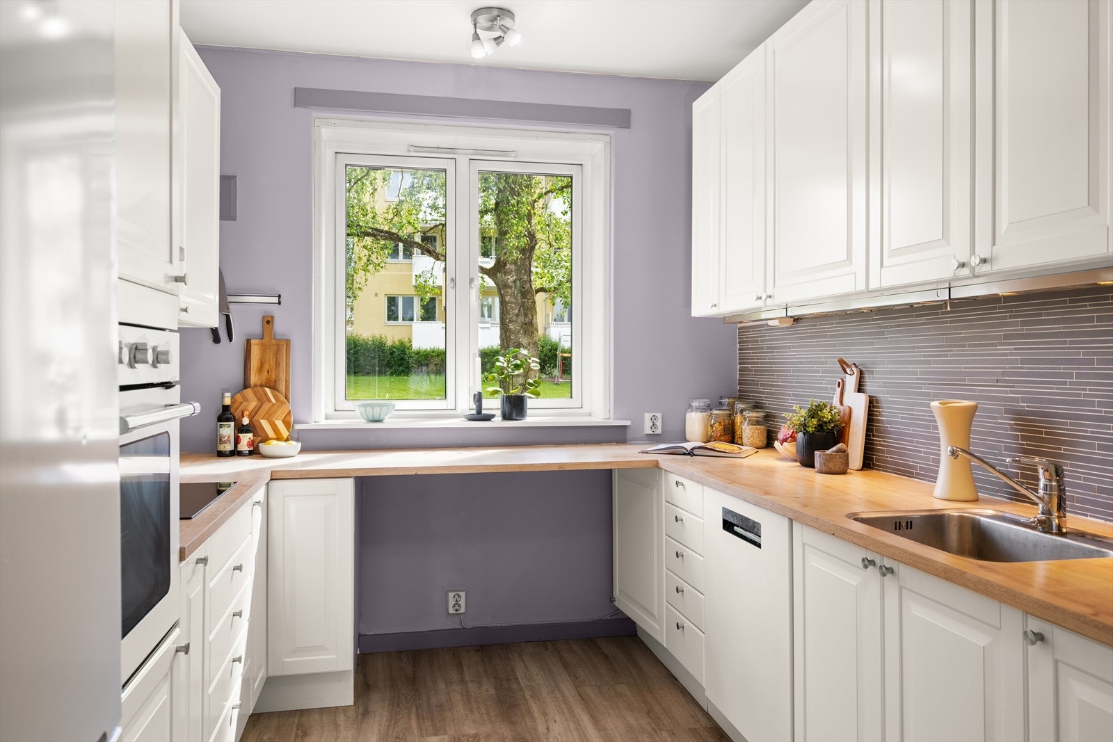 Lyst og separat Ikea kjøkken fra 2012 med god skap- og benkeplass. Galleribilde