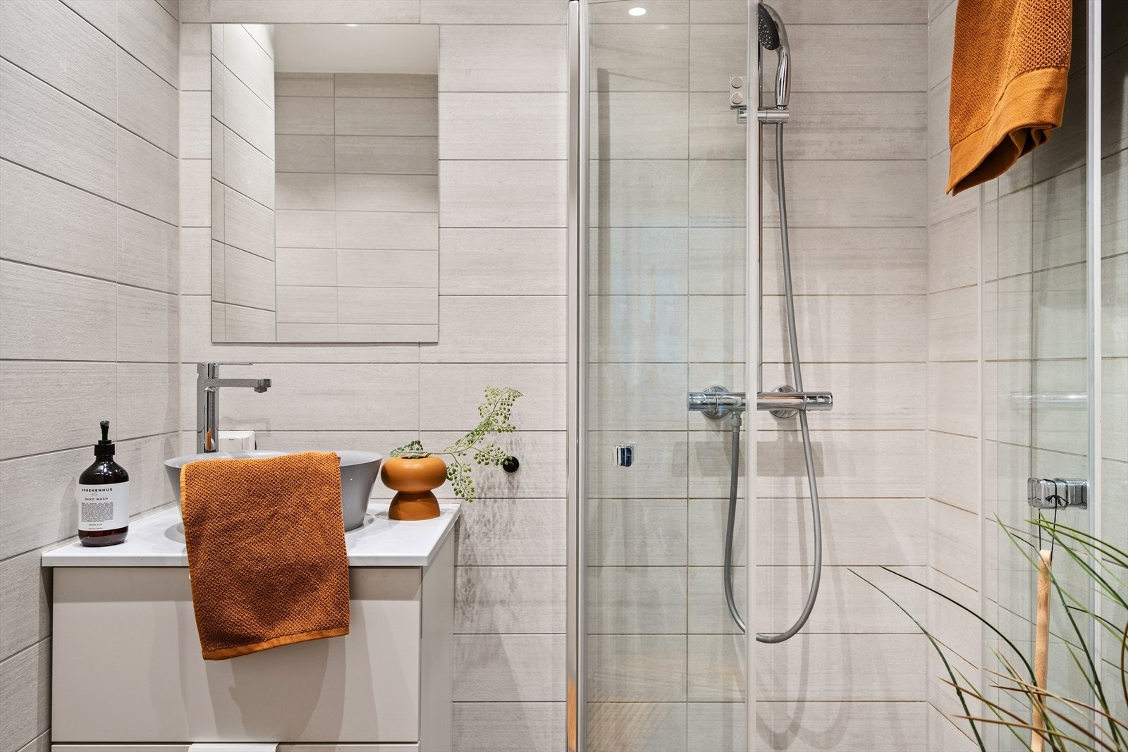 Badet er flislagt med underliggende gulvvarme. Galleribilde