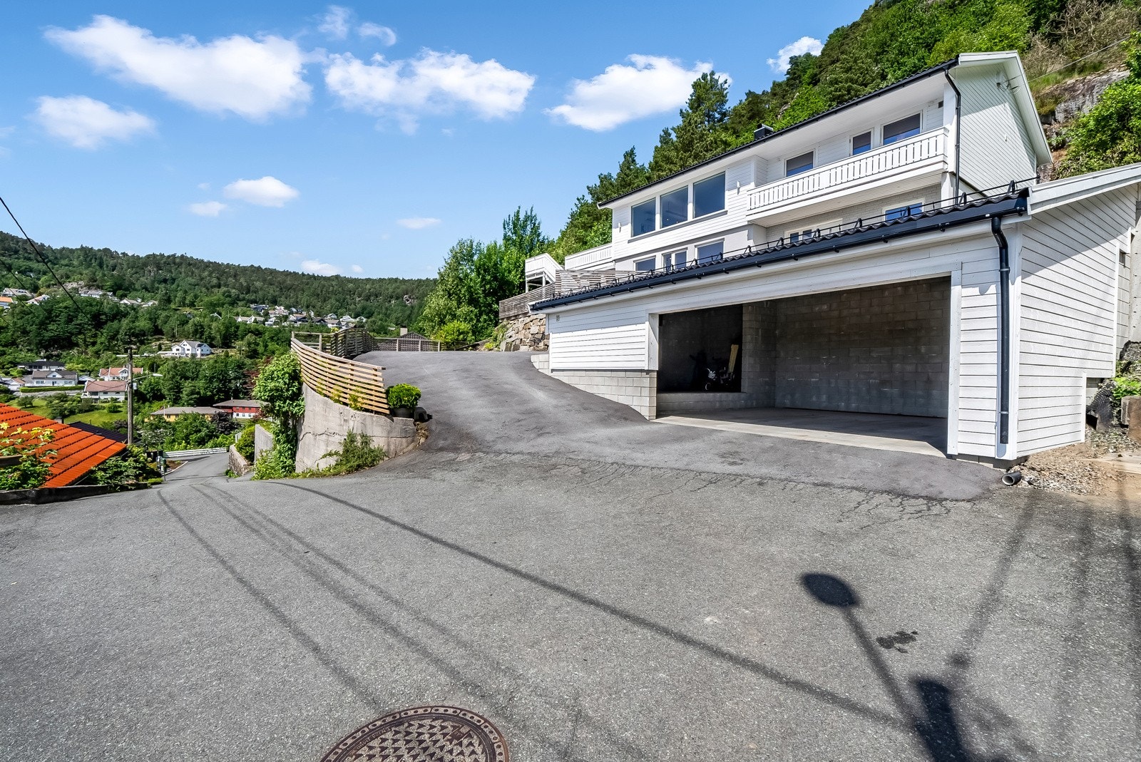 Romslig nyere carport. Galleribilde