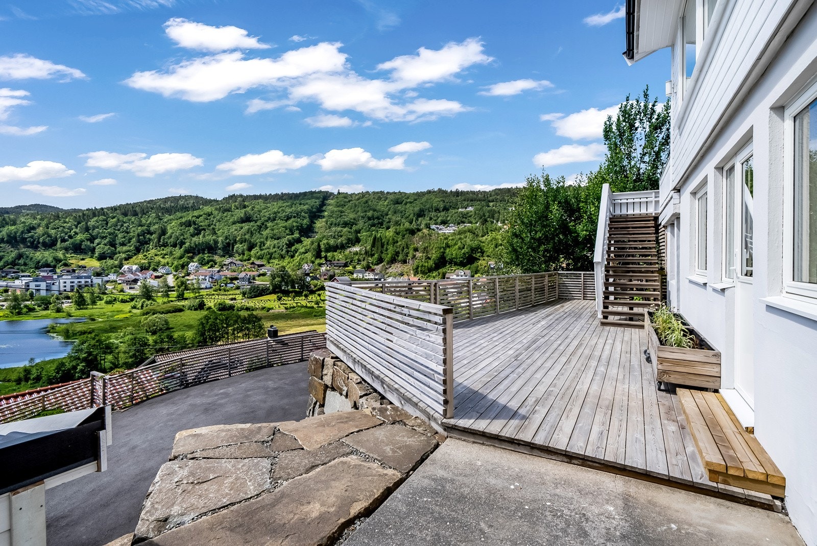 Terrasse ved inngangsparti. Galleribilde