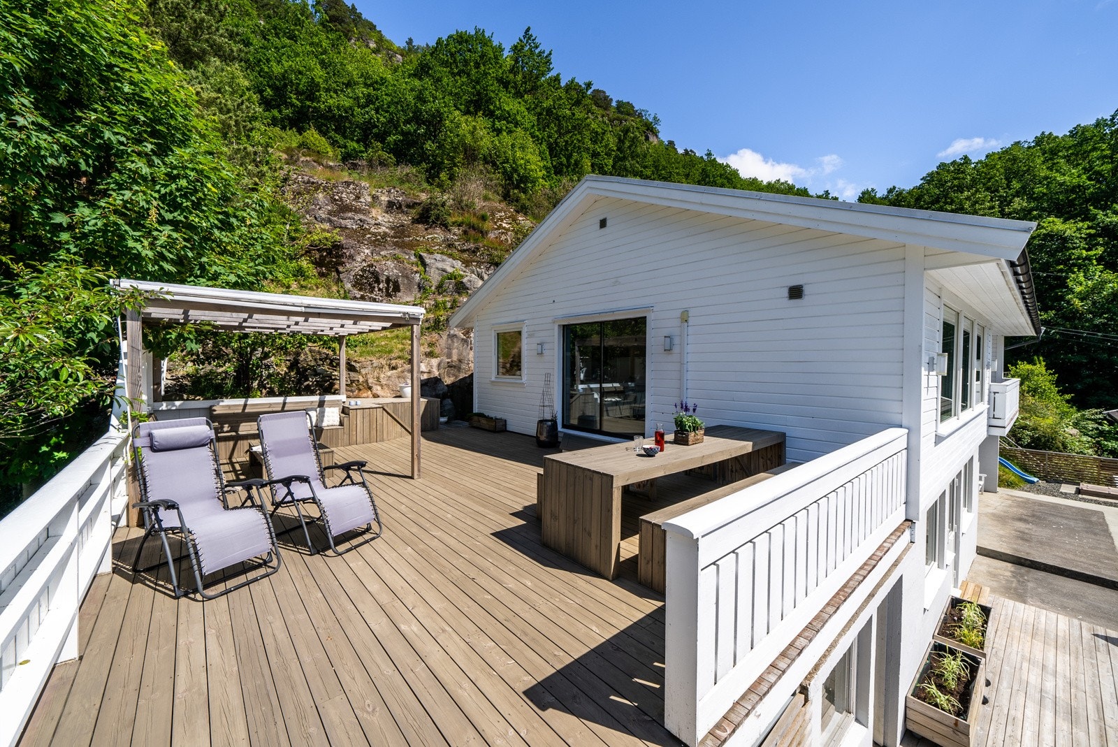 Terrasse ut fra stue og kjøkken. Galleribilde