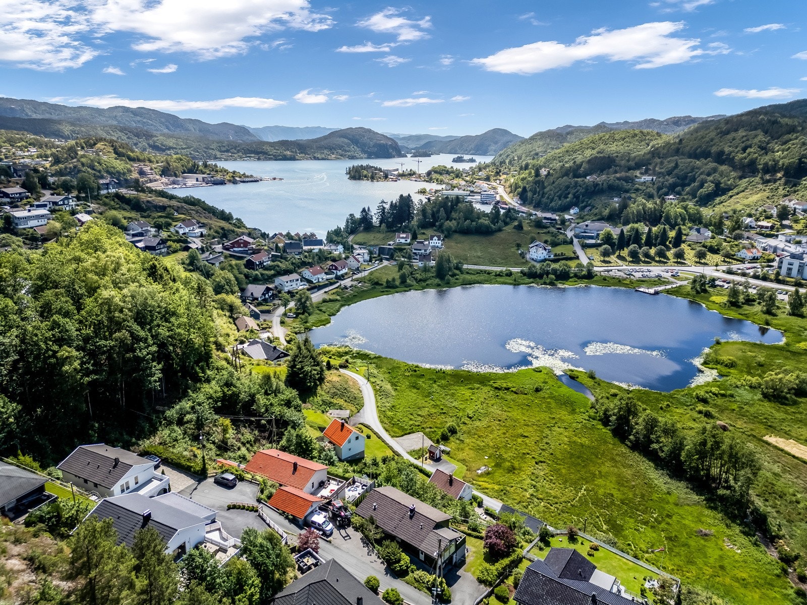 Flott utsikt over Søylanstjernet og fjorden. Gode solforhold. Galleribilde