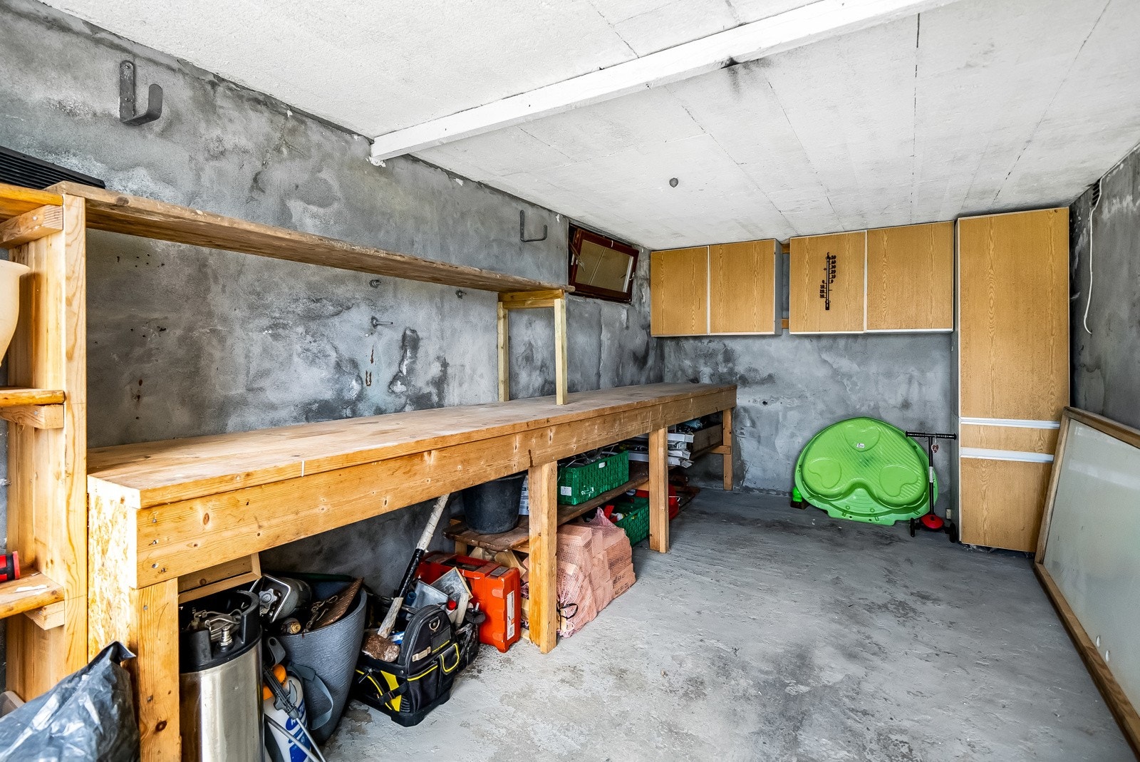 Utvendig bod under terrassen. Galleribilde