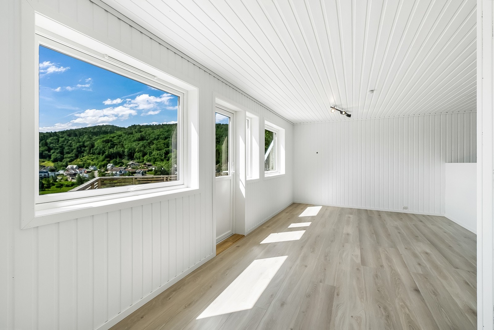 Romslig kjellerstue med muligheter. Her er det også en liten kjøkkenkrok. Galleribilde