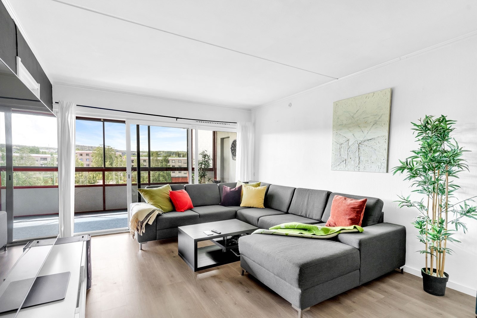 Det er hvitmalte vegger og himling, og 1-stavs laminat på gulv. Galleribilde