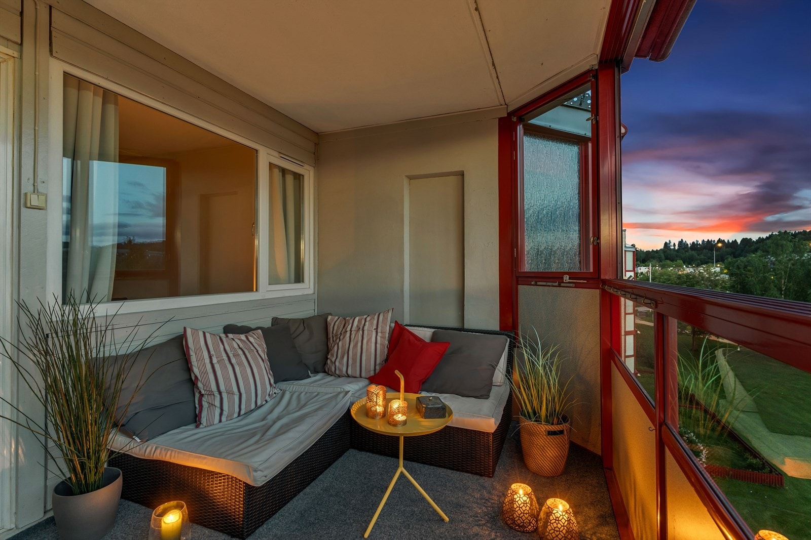 Her er det god plass til sittegrupper, beplantning og elektrisk grill. Galleribilde