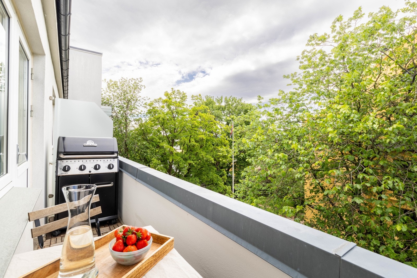 Utgang fra stue til sydvestvendt balkong. Galleribilde