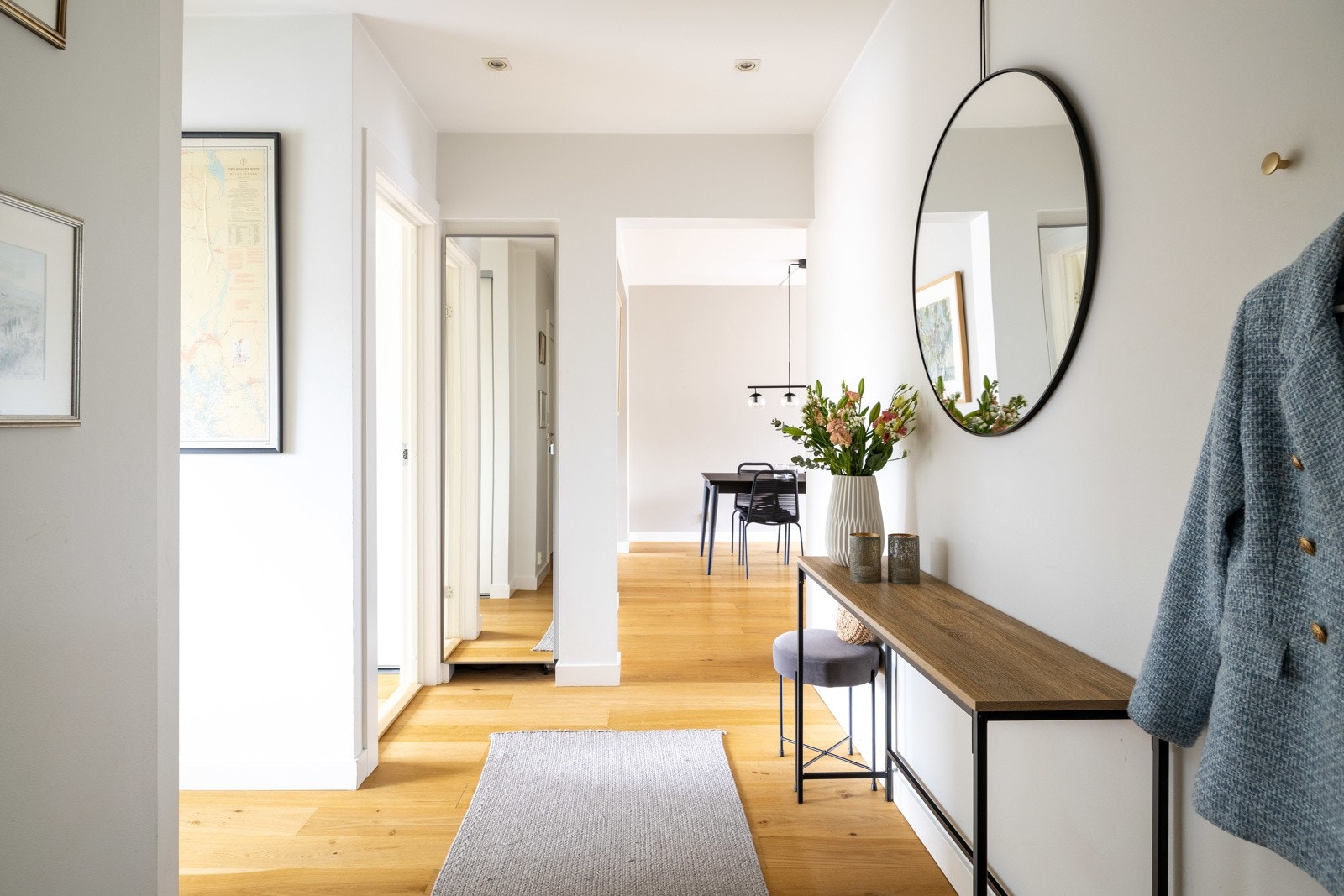 Entré. Enstavs eikeparkett går igjen i hele leiligheten. Galleribilde