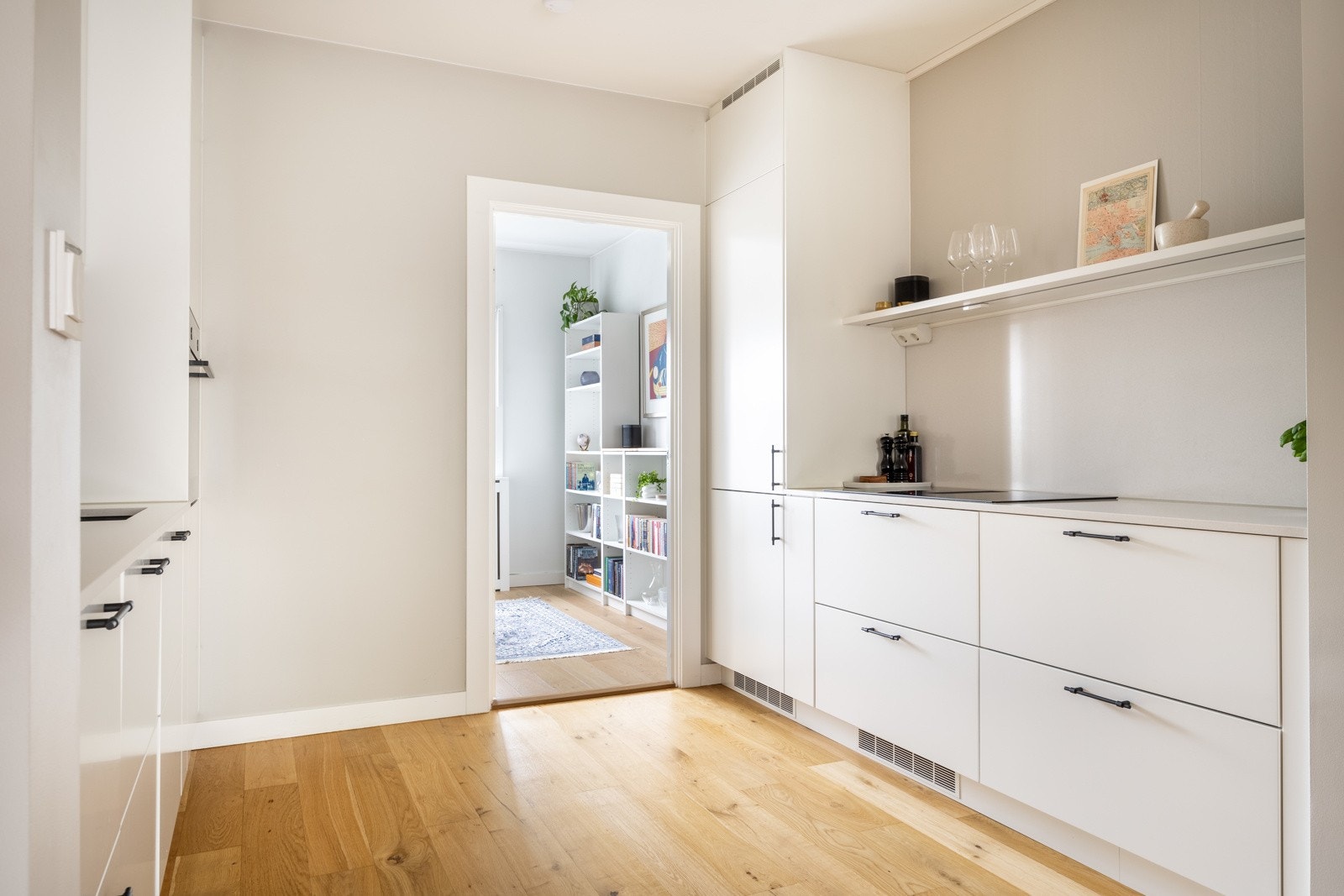 Moderne kjøkkeninnredning fra 2022 med slette fronter og benkeplate av stein. Galleribilde