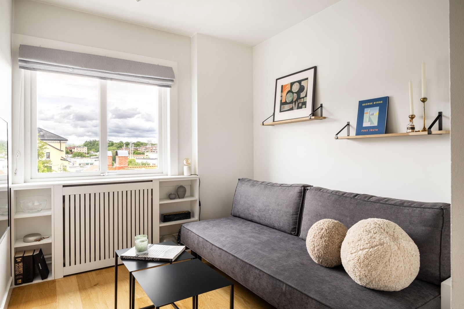 Leilighetens andre soverom. I dag brukt som TV stue og gjesterom. Galleribilde