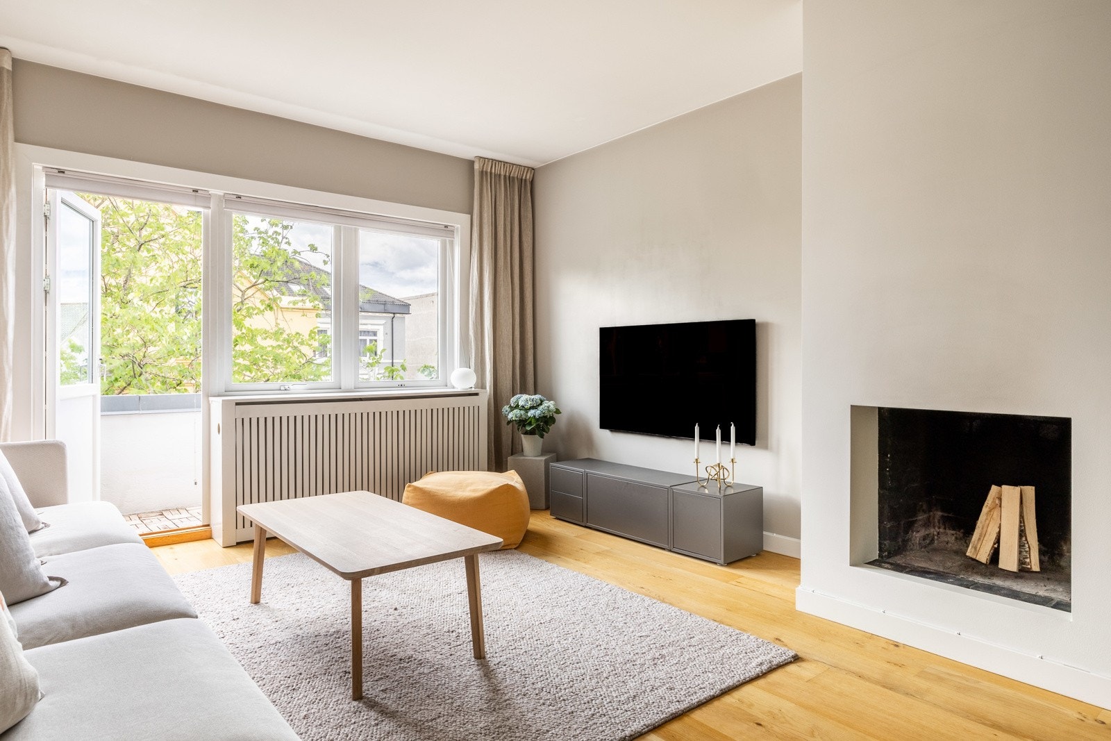 Åpen peis som skaper en behagelig atmosfære. Galleribilde