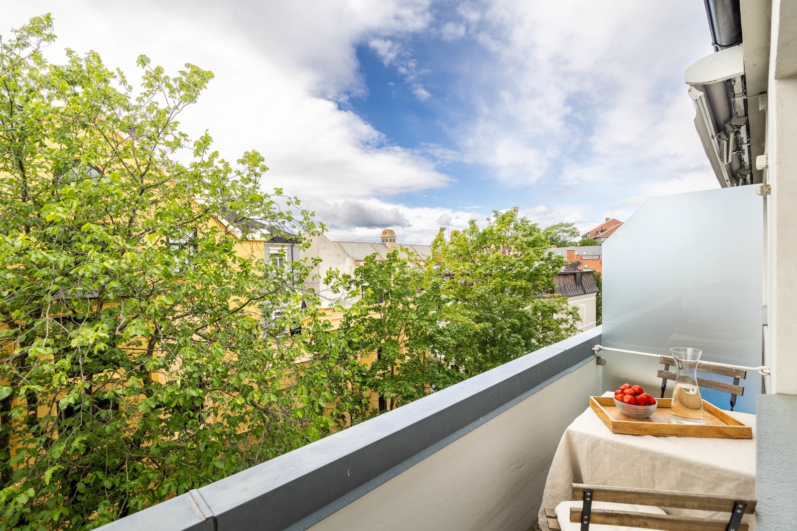 Gjennomgående 4-roms selveier med solrik balkong, peis og moderne standard. Galleribilde