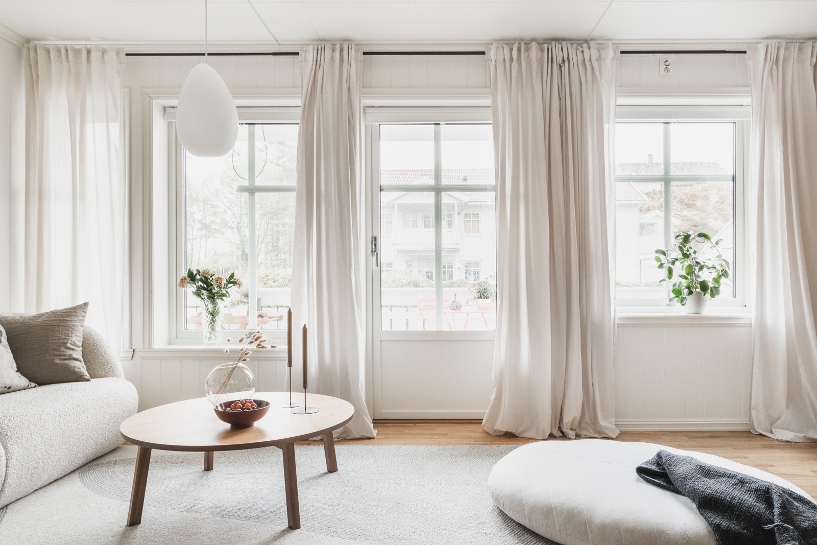 Frå stova har ein utgong til terrasse på 11 kvm som vert som ei forlenging av rommet. Galleribilde